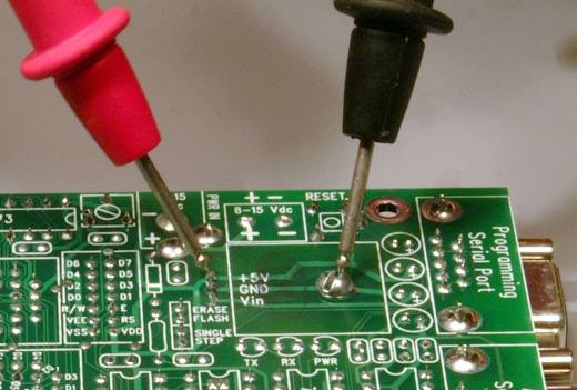 Measuring +5 volts under 7805 voltage regulator