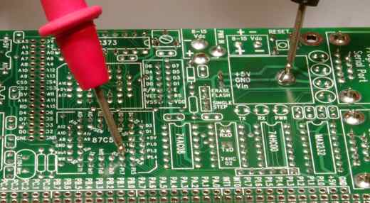 Multimeter leads on RST pin of 87C52 and ground